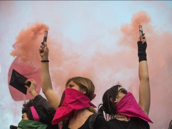 Corteo a Roma contro la violenza sulle donne trasmesso in diretta