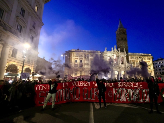 70.000 persone al corteo “Non Una di Meno” contro la violenza sulle donne: Cortellesi chiama a scuola la lotta culturale