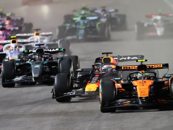 Verstappen in testa al GP di Las Vegas, Russell secondo, Leclerc supera Piastri, Antonelli penalizzato