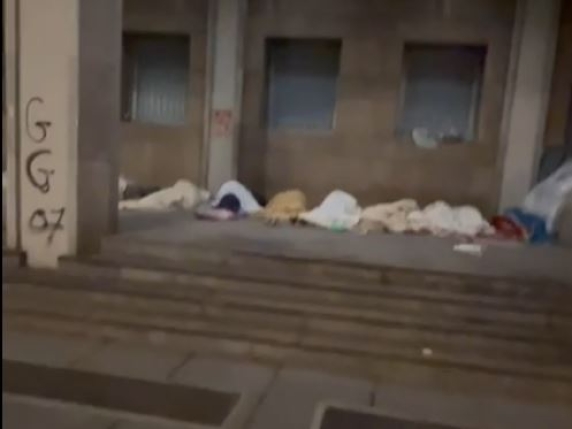 Rifugio per senzatetto di Torino: pulizia temporanea davanti al Duomo durante trasmissioni televisive