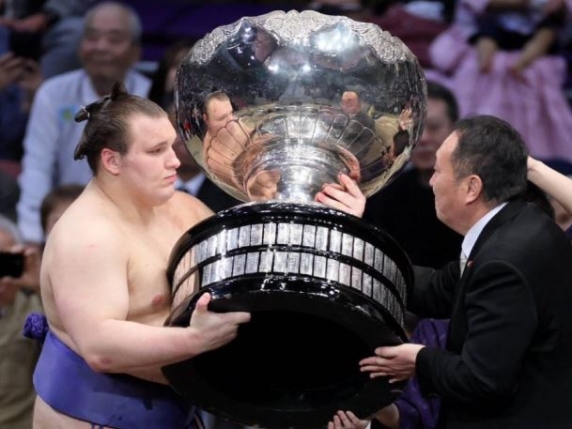 Yavhusishyn, 21 anni, primo ucraino a vincere un torneo di sumo in Giappone