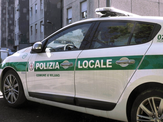 Fidanzati in trasferta per truffare gli anziani: avevano 70 mila euro tra le Pringles