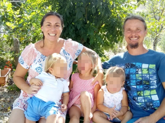 Il caso della famiglia nel bosco: i tre bambini ignorano anche l'alfabeto. Ma si tratta per dar loro un'istruzione Il caso della famiglia nel bosco: i tre bambini ignorano anche l'alfabeto. Ma si tratta per dar loro un'istruzione