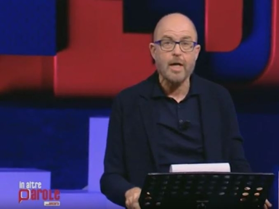 Campo di basket pieno di girasoli: un'immagine sorprendente