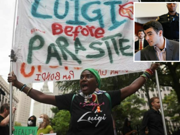 Mangione torna in tribunale, accolta da sostenitori, chiede riduzione delle prove