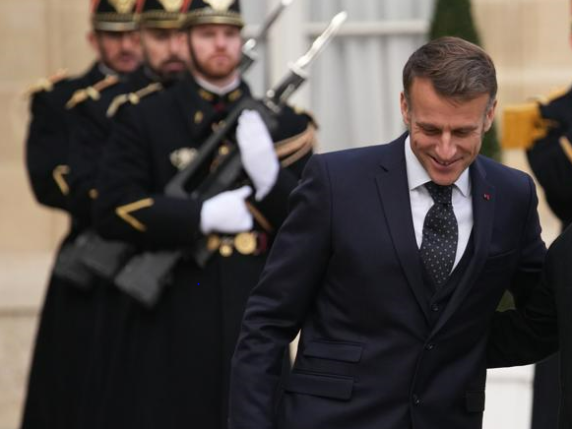 Zelensky a Parigi, tensione alle stelle tra la Nato e Mosca per le parole di Cavo Dragone | Putin: «Pronti per continuare a combattere»