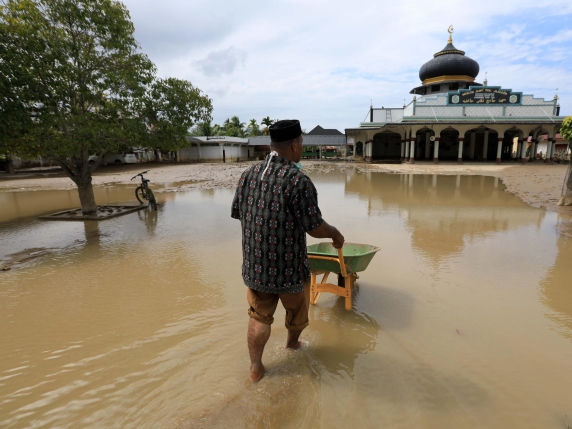 Clima, la rivista «Nature» ritira una ricerca sui danni catastrofici: «Sovrastimati, ma i costi negativi restano» 