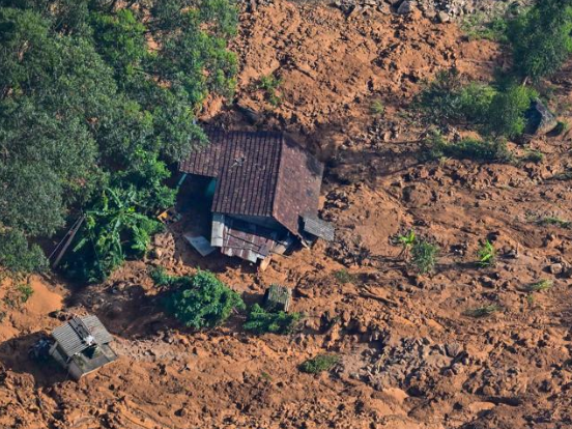 Monsoni e cicloni: il fango devasta Sri Lanka, Indonesia e Thailandia. Oltre 1.300 i morti. «È il disastro naturale più grave di sempre» Monsoni e cicloni: il fango devasta Sri Lanka, Indonesia e Thailandia. Oltre 1.300 i morti. «È il disastro naturale più grave di sempre»