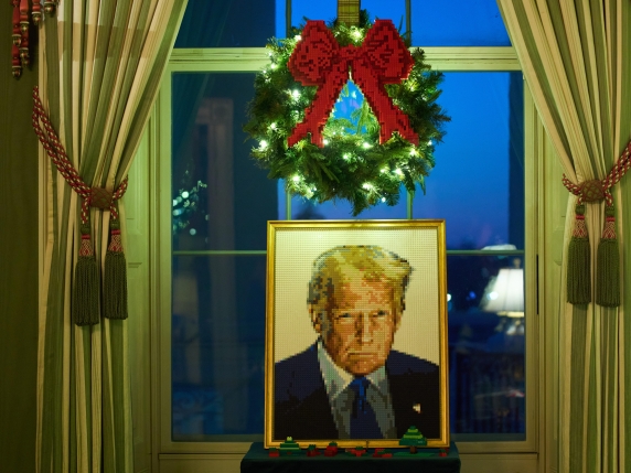President Donald Trump, Melania Trump Pose In Official White House Christmas Portrait – WPXI - Foto 9
