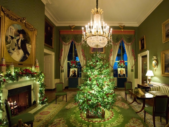 President Donald Trump, Melania Trump Pose In Official White House Christmas Portrait – WPXI - Foto 4