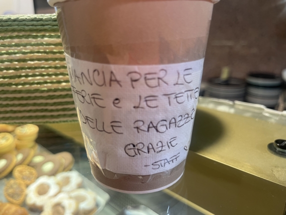 La scritta di fianco alla cassa: «Mance per le ferie e le tette delle ragazze»