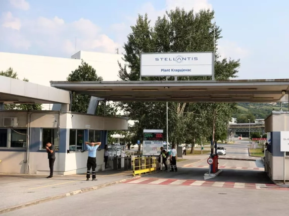 Stellantis, l’operaio italiano in trasferta da Pomigliano a Kragujevac: «In Serbia per avere uno stipendio pieno» Stellantis, l’operaio italiano in trasferta da Pomigliano a Kragujevac: «In Serbia per avere uno stipendio pieno»