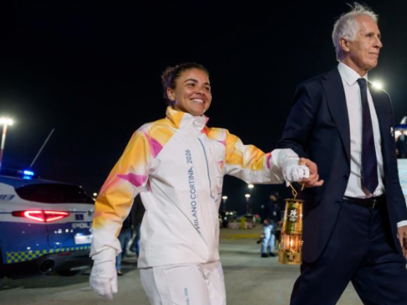 Paolini e Malagò portano la fiamma olimpica a Roma