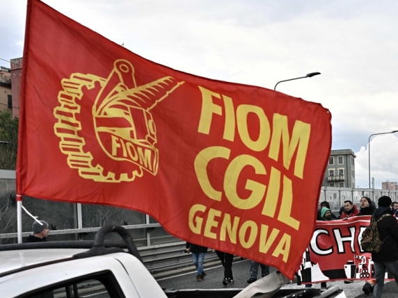 Ex Ilva, scontro tra sindacati. La Uilm denuncia: «Calci e pugni da esponenti Fiom» Ex Ilva, scontro tra sindacati. La Uilm denuncia: «Calci e pugni da esponenti Fiom»