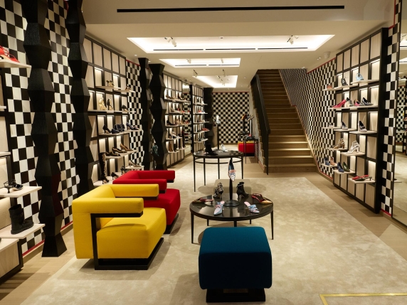 Lusso, perché vince il retail fisico: si aprono nuovi negozi, con caffetteria annessa