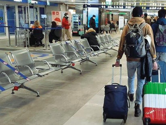 La fuga dei giovani, ogni anno emigrano in 1.500: «Manca la meritocrazia»