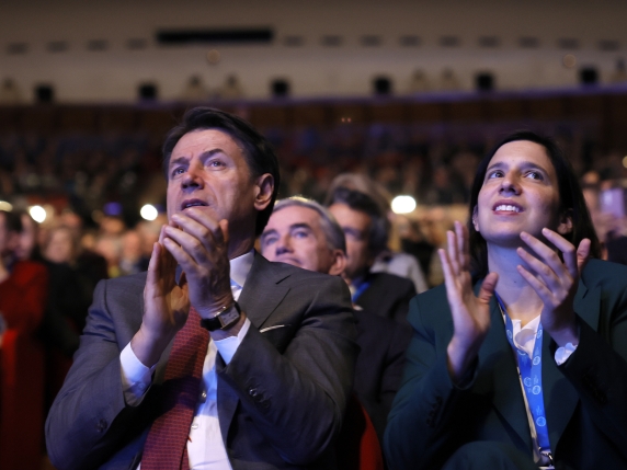 Schlein denuncia il silenzio di Conte dopo il caso Atreju