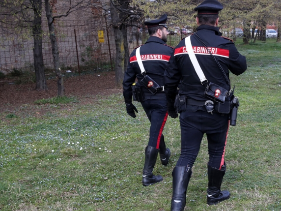 Violentata mentre fa jogging, arrestato 26enne: "Nascosto in un cespuglio, aveva precedenti"