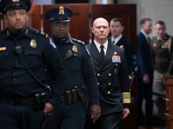 Hegseth smentisce: la barca colpita due volte non era diretta verso gli USA