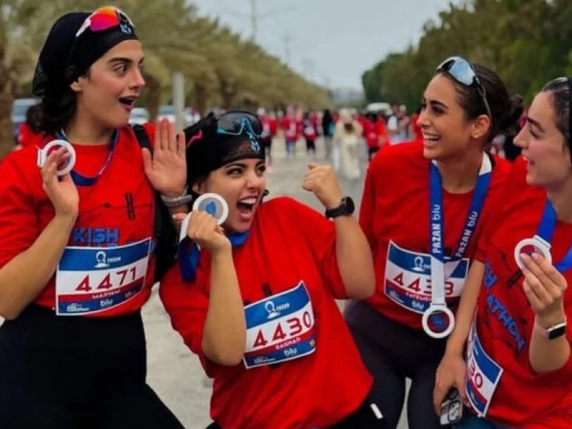 Maratona a Kish: corridori senza velo dichiarano di non poter essere fermati, ayatollah disapprovano l'evento