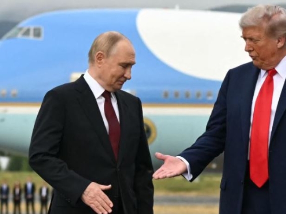 Petrolio russo, l’Europa contro Trump: «Mossa sbagliata, non è il momento di ridurre le sanzioni su Mosca»