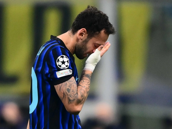 Inter in ansia per Calhanoglu e Acerbi, doppio infortunio contro il Liverpool: come stanno