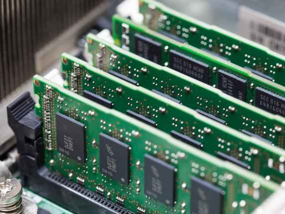 Aumento dei prezzi di PC e smartphone nel 2026 dovuto ai costi della RAM, SSD e all’uso dell’intelligenza artificiale