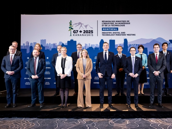 La Francia spinge l'IA europea: autonomia rispetto a USA e Cina