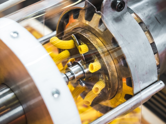 PMI italiane: burocrazia, tasse e la corsa verso investimenti esteri con rischi di perdita di controllo