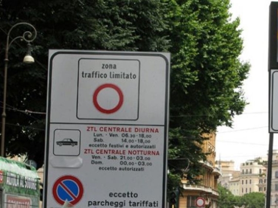Targa clonata 130 volte per passare i varchi: donna bloccata al volante (senza patente e senza assicurazione)