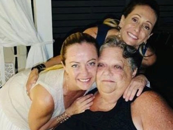 La madre delle sorelle Meloni: da romanzi a icone sacre