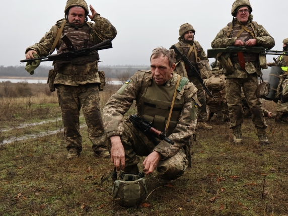 Quei soldati ucraini dai capelli grigi e l’aria antica: i padri che vanno al fronte al posto dei figli per difendere il Paese
