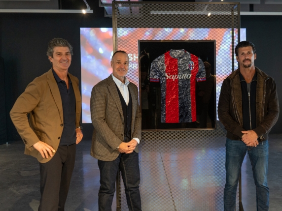 Bologna, il 2025 premiato con le «Shirts of light» in Swarowski e cristalli di Murano da Macron