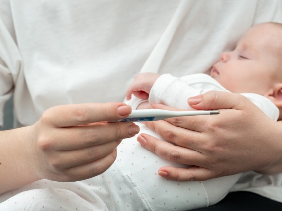 Come gestire la febbre nei bambini piccoli: consigli pratici su paracetamolo e ibuprofene