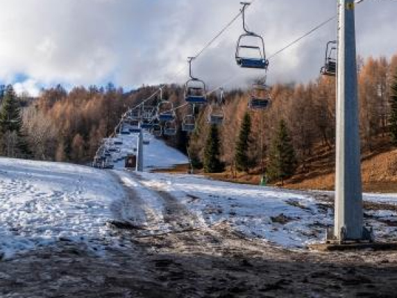 Turisti in arrivo, ma un quarto delle piste da sci in Alto Adige rimane chiuso per mancanza di neve