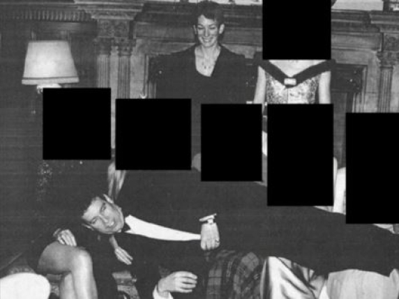 Scoperta foto del principe Andrea con Ghislaine Maxwell negli Epstein files: impatto sulla Casa Reale