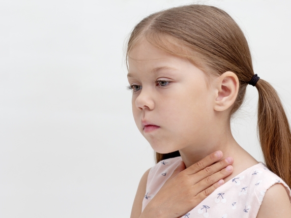 Bambini e mal di gola: perché viene, i sintomi, come fare la diagnosi per una cura corretta