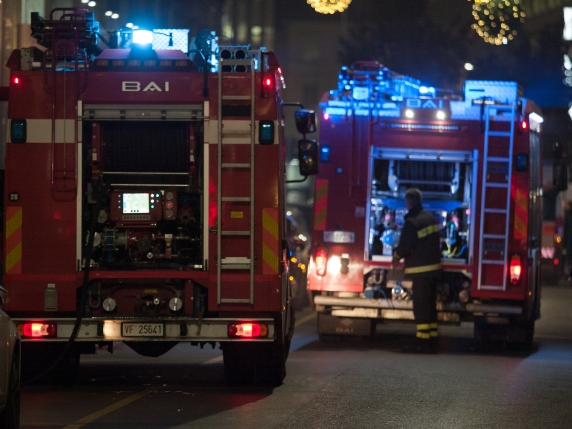 Incendio in una palazzina in via Forze Armate: fiamme dal tetto, stabile evacuato