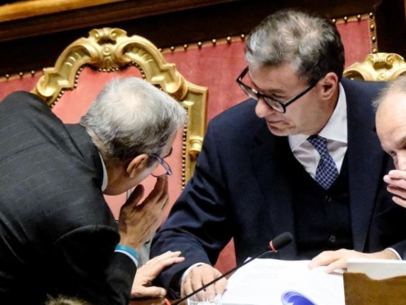 Giorgetti in Senato: «Non è austerity, della manovra beneficeremo in futuro». Il governo pone la fiducia sul maxiemendamento 