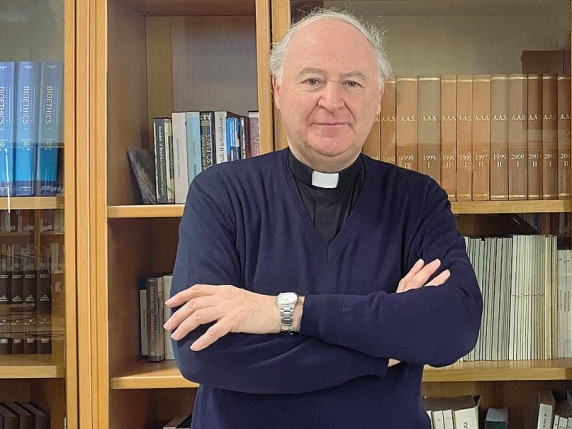 Renzo Pegoraro, medico e sacerdote: «La vita è una partita di calcio. Confido nel secondo tempo»