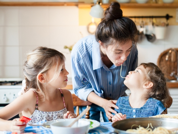 Il figlio preferito esiste: è quello che assomiglia di più ai genitori («vincono» le femmine)