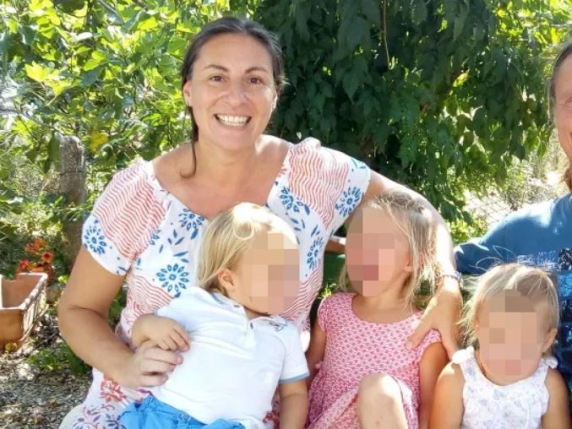 Famiglia nel bosco, dal rifiuto del sondino al no alle docce: «Preferiscono lo scontro»| I genitori: «Valutiamo il ritorno in Australia»