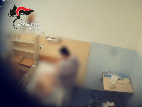 Botte e abusi sessuali su due anziane di 79 e 87 anni nella Rsa: arrestato un operatore, la scoperta di uno dei figli