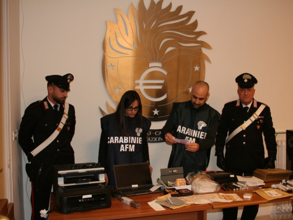 Acilia, euro falsi stampati in casa: arrestato 31enne. Inviava banconote anche in Spagna e in Austria