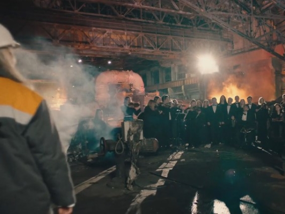 Canti di Natale del coro ucraino tra le macerie della centrale colpita dai russi