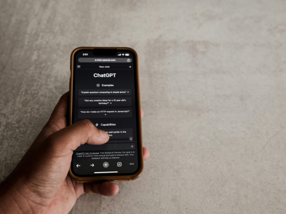 Si innamorata di ChatGpt, poi lo ghosta (e si fidanza con un umano): «Troppo adulatorio, mi diceva sempre di sì»