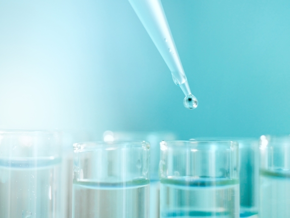 Manovra, tagli per 140 milioni al fondo per i farmaci innovativi: i rischi per i pazienti