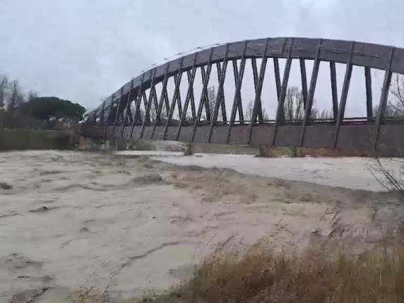 Maltempo in Emilia Romagna: si alza il livello del fiume Marecchia a Rimini | Il video