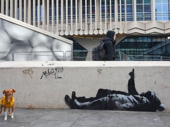 Banksy per i senzatetto: due nuovi murales a Londra denunciano il fenomeno crescente in Gran Bretagna