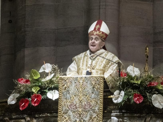 L'arcivescovo Delpini: «La banalità è insopportabile, meglio il silenzio. Il Natale non è mercatini e abbuffate»